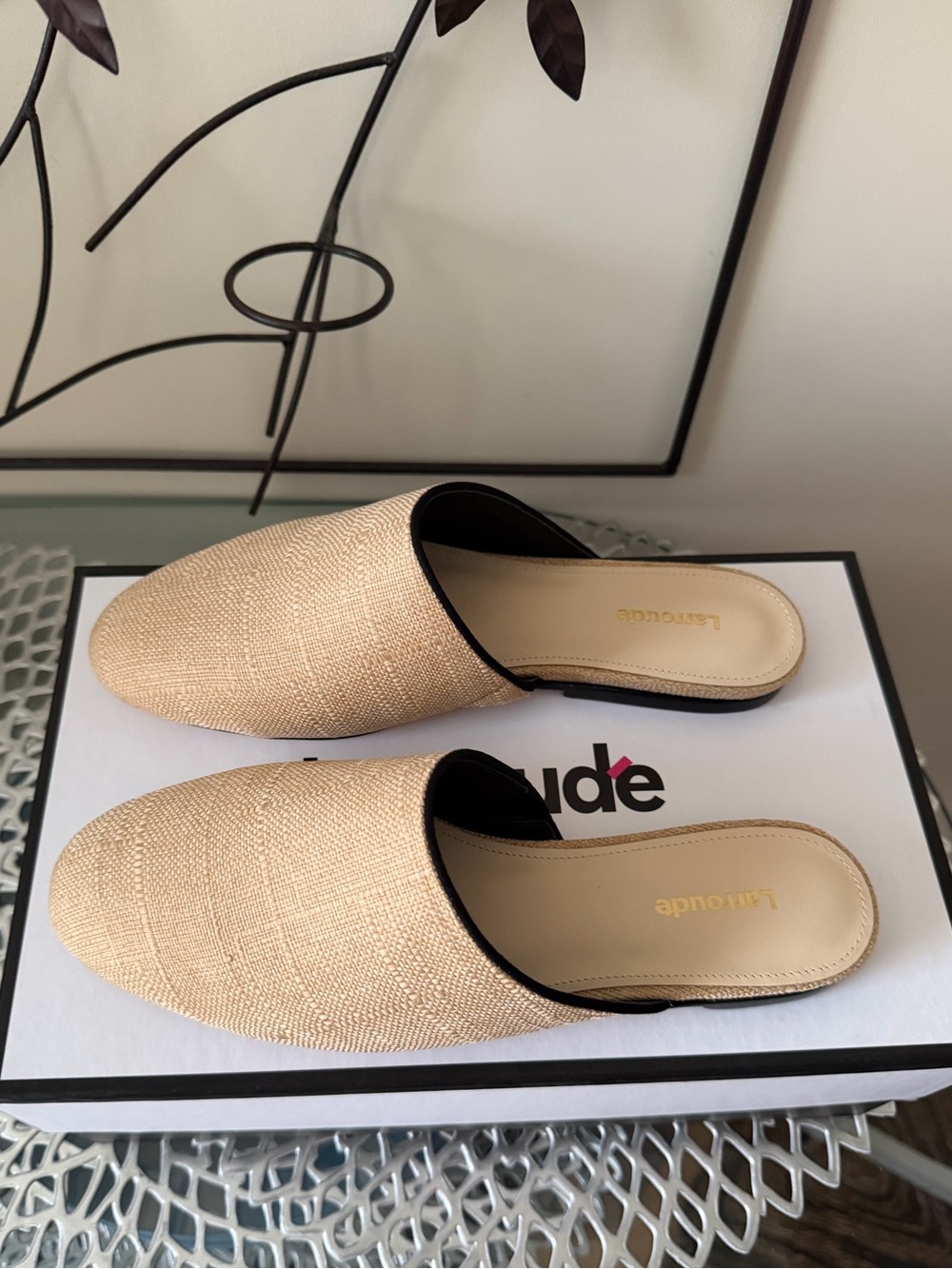 Larroude Venice Flat Mule In Beige Raffia and Leather w Black Trim Size 7.5 NIB - Picture 11 of 16